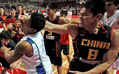 中国男篮5大打架高手,中国男篮最铁血的一战视频朱芳雨