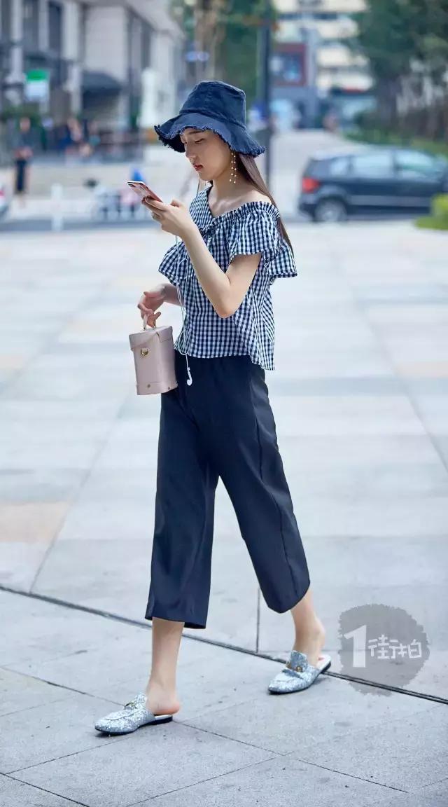 吊带裙一字领显腰身,吊带裙v领气质