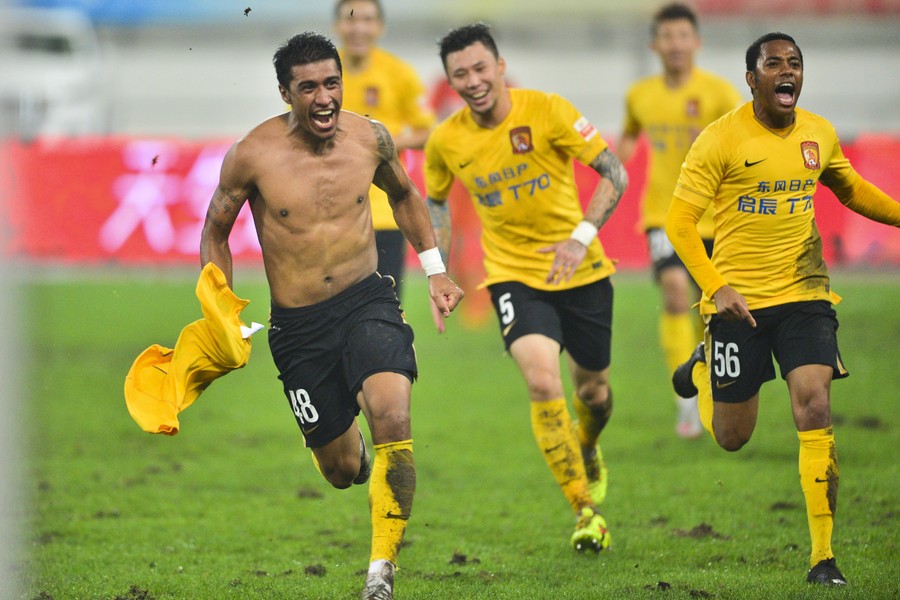 广州恒大对巴萨保利尼奥表现,足球怎么比胜负