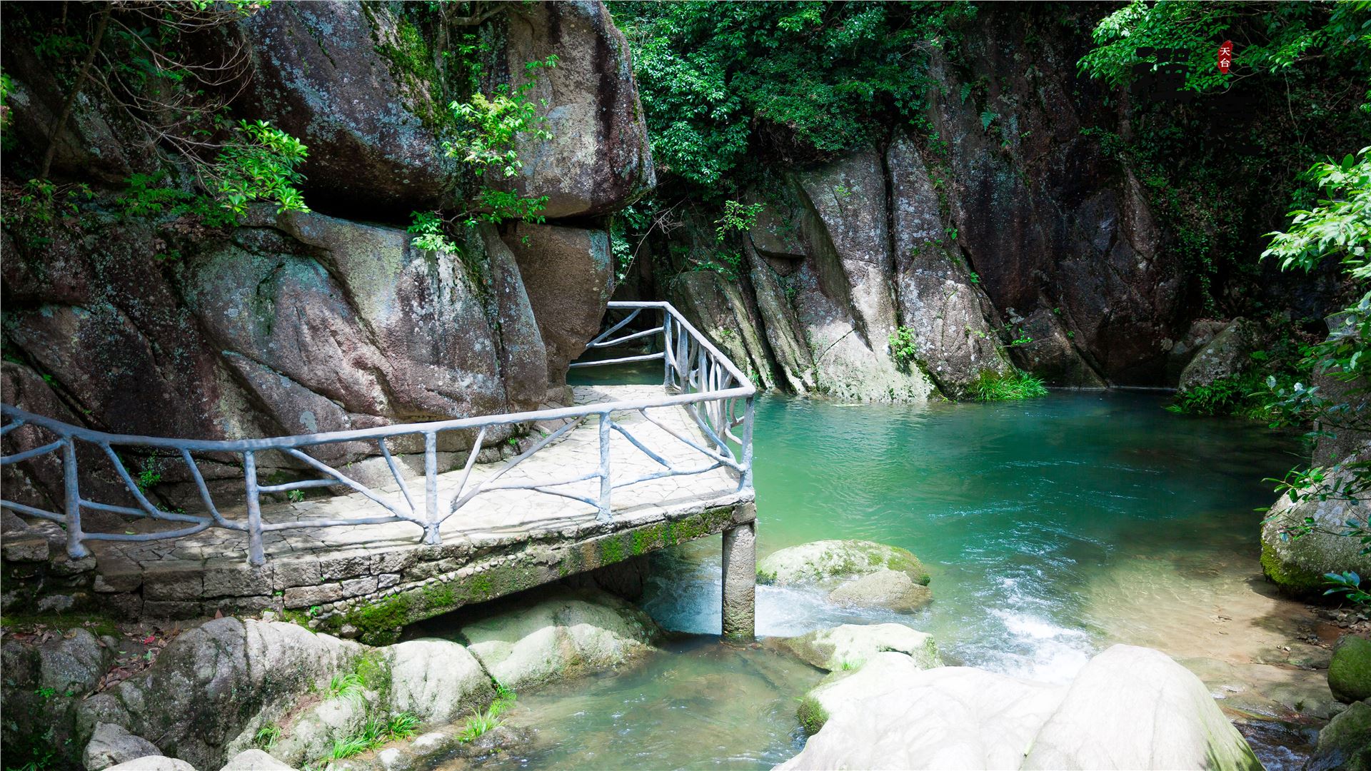 石梁飞瀑高清图,天台山国清寺石梁飞瀑一日游