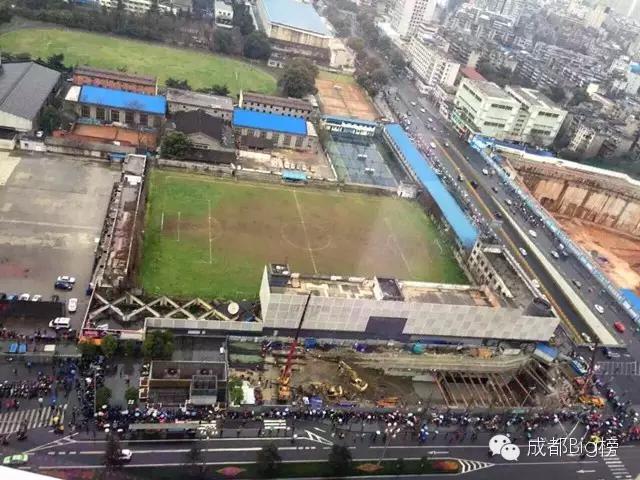 十几年过去了,这儿终于又被成都球迷包围了