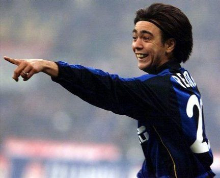 中国男孩40岁了，为挚爱国米降薪3/4，天才一生被伤病摧毁