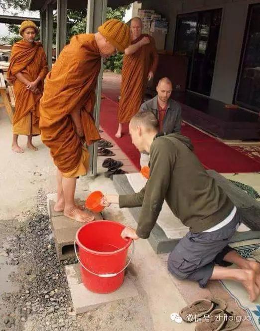 泰国传统佛教习俗为僧侣洗脚是一种积德！