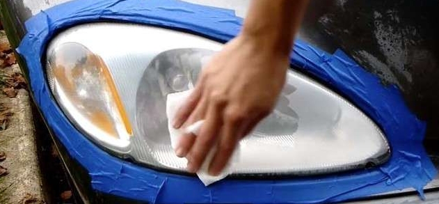 他拿出砂纸把雾化的车灯来回的擦,接下来神奇的事情发生了!