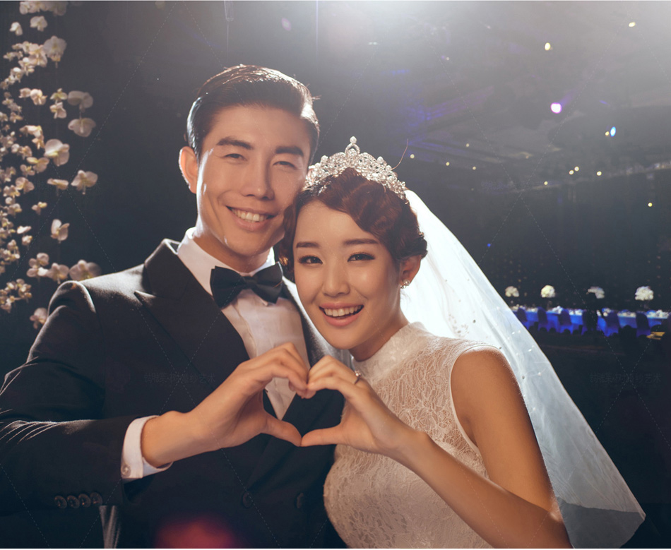 新娘拍婚纱照穿什么,新娘穿婚纱配什么鞋子