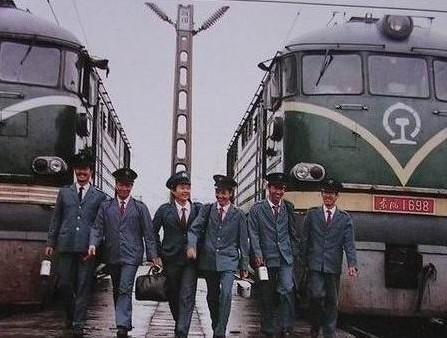 铁路制服肩章级别,铁路制服上肩章杠是代表什么的