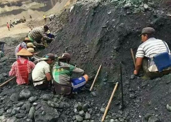 你了解翡翠原石的来历吗,真正的玉石原石是怎样的