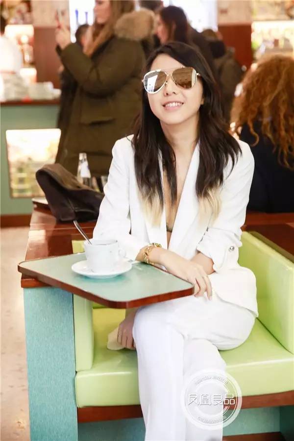 逛翻时装周之米兰站博主把最新款Moschino手机壳给你带回来了！