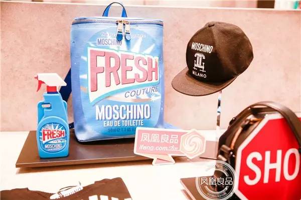 逛翻时装周之米兰站博主把最新款Moschino手机壳给你带回来了！