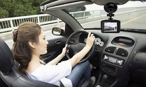 行车记录仪选什么光圈好,crv行车记录仪怎么选