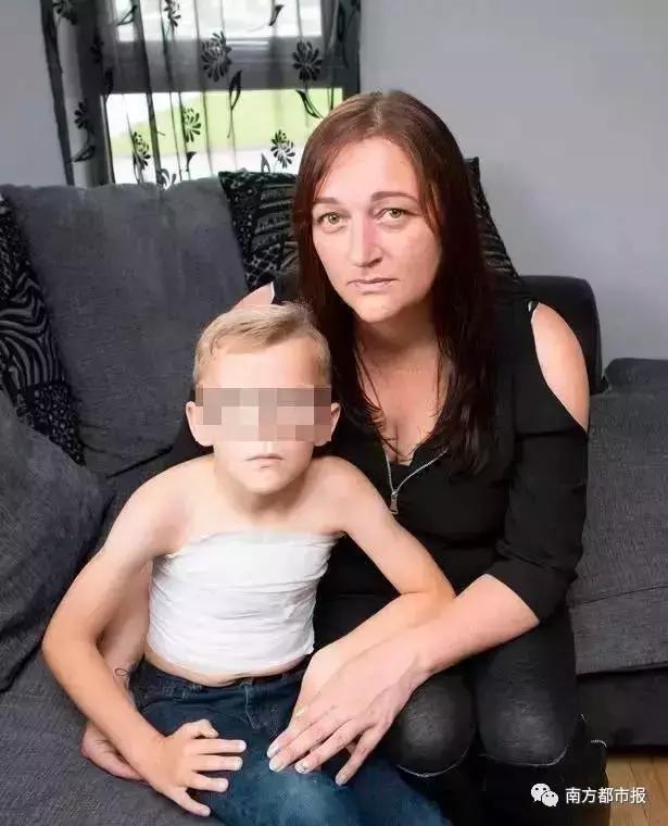 这样的文身，女孩涂后红疹起泡留疤都来了，你还敢玩吗？