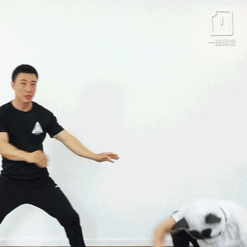 被壮汉勒住脖子该怎么办,被歹徒勒住脖子怎么自救搞笑