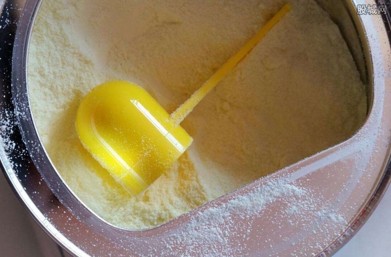 中老年奶粉雀巢和伊利奶粉哪个好,中老年人喝配方奶粉还是调制奶粉