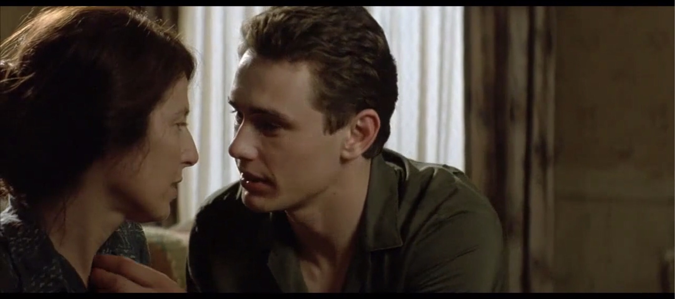 人性的丑恶在此刻一览无遗,人性是扭曲的不忍直视的