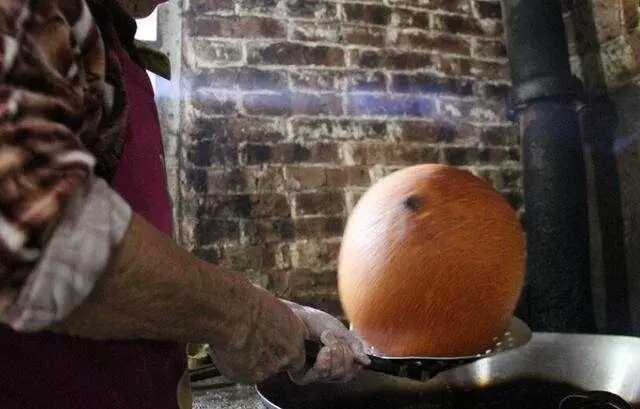 老太太摆摊卖东西,老太太摆地摊卖麻辣烫