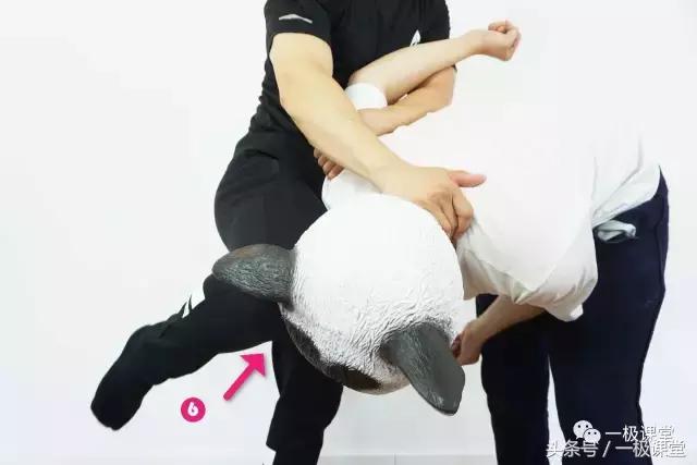 被壮汉勒住脖子该怎么办,被歹徒勒住脖子怎么自救搞笑