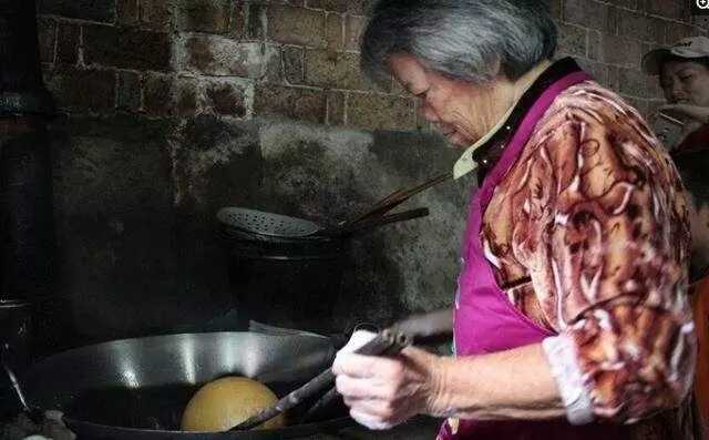 老太太卖东西摆摊,70岁老太太街头卖小吃