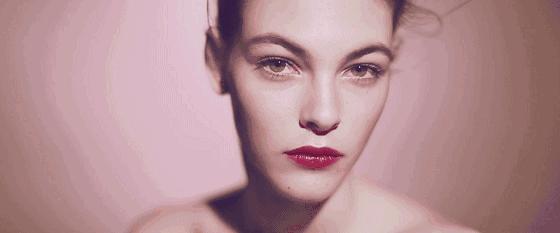 怎么样化妆不卡粉不浮粉不脱妆,减龄妆容的正确化妆方法教程新手