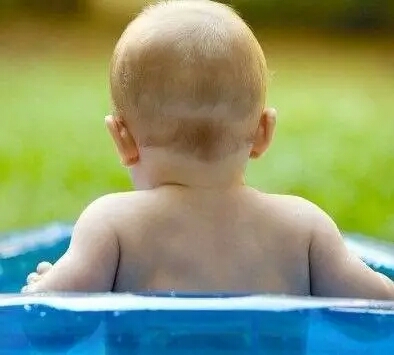 对这些怪而无害的新生儿现象，妈妈并不用担心