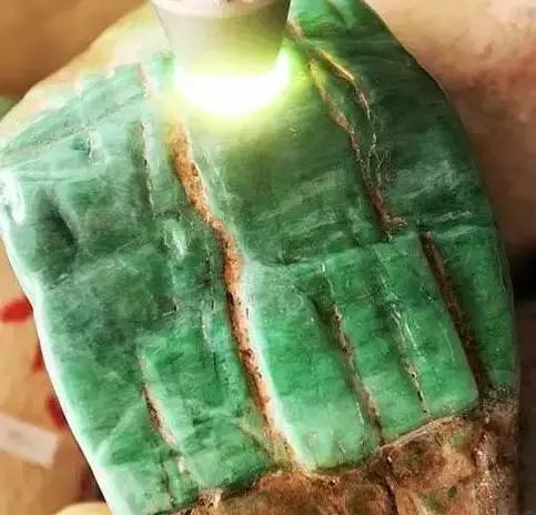 行话里说，“石头不骗人，都是人骗人？”翡翠行家都差点受骗了！