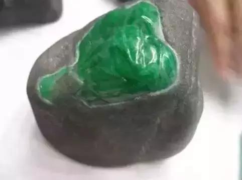 行话里说，“石头不骗人，都是人骗人？”翡翠行家都差点受骗了！