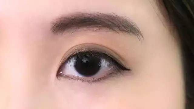 一个内双一个多眼皮眼妆教程,适合单眼皮内双眼妆正确画法