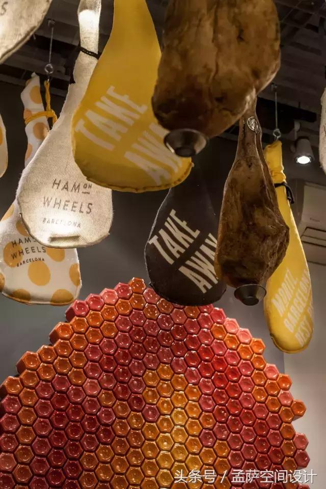 西班牙有家快餐厅也太有意思了,尽然用火腿来做装饰