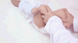 小孩子穿纸尿裤o型腿,穿纸尿裤会导致宝宝o型腿吗