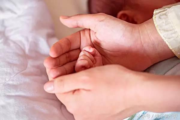 生完孩子手干是怎么回事,手容易干燥开裂是什么原因引起的