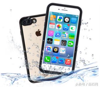 女友将手机丢到水里后，男友庆幸：还好有鑫麦隆