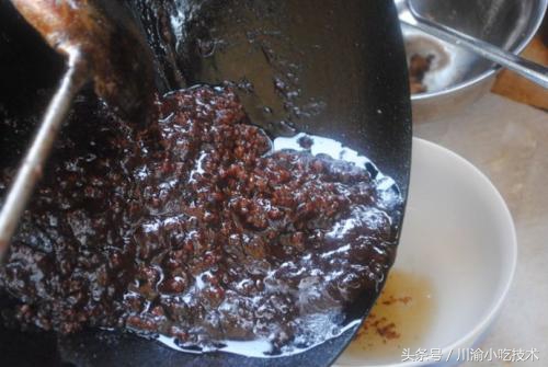 一碗正宗重庆酸辣粉需要15种调料,一碗8元钱的酸辣粉要放多少汤水