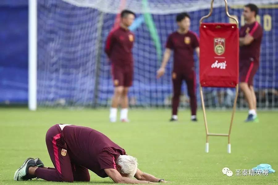 里皮祭拜天地?看周星驰,吴京,马丽手把手教你踢球