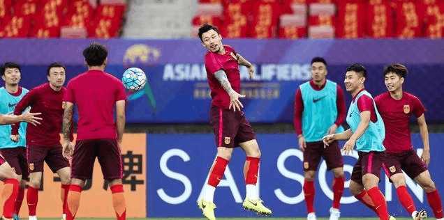 国足出现概率仅0.2%！又一次求助半个亚洲，里皮赛前跪地祈祷