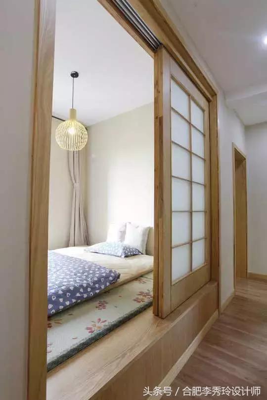 把阳台改成小卧室榻榻米,房子不大但能容得下一家老小