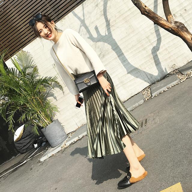 秋季灰色百褶裙怎么搭配好看图片 (2019秋季新款金丝绒百褶裙)