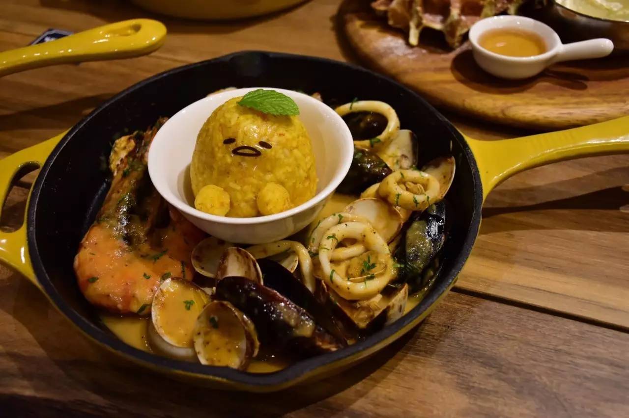 日本网红表情包懒蛋蛋开了家咖啡馆，里面的日料都是假的