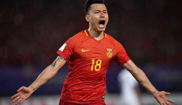 国足赢球手舞足蹈,国足赢球全场大合唱