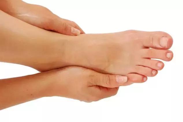 脚疼脚肿脚冷是什么原因,脚凉脚抽筋是什么原因引起的