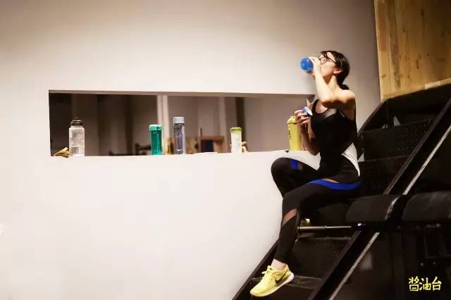 健身美女穿搭,健身美女穿着打扮