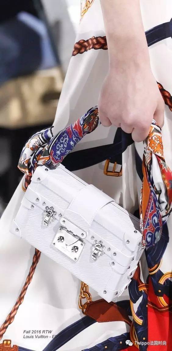 现在还流行挎肩包吗,现在流行手提包还是链条包