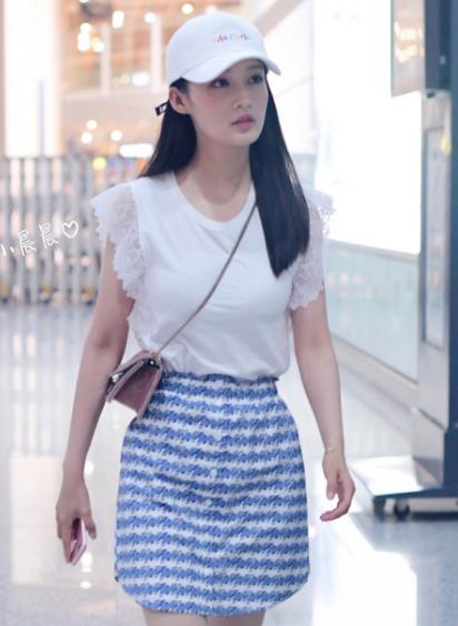 李沁现身机场，Sandro上衣，搭配气质短裙，小姐姐*服私**品味不错