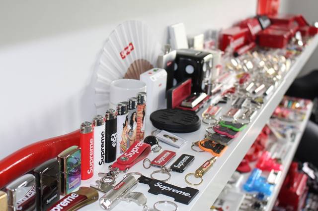 够拽丨Supreme抢货机器人，让这些哥们赚了一个亿