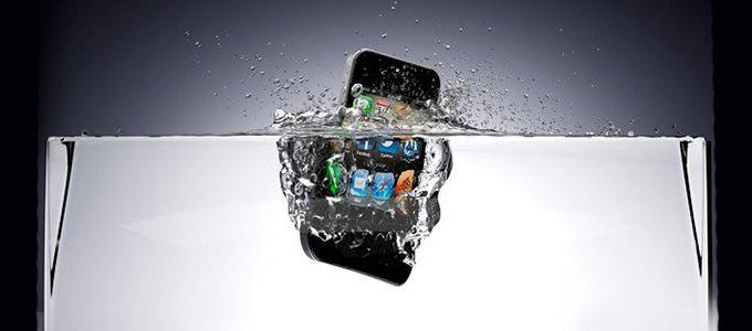 苹果手机进水如何把水震出来,苹果手机进水最好的方法怎么解决