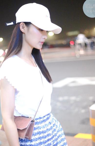 李沁现身机场，Sandro上衣，搭配气质短裙，小姐姐*服私**品味不错