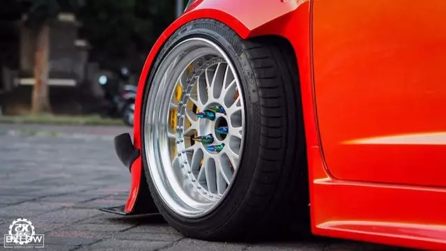 为了装上心仪轮毂换成五孔轴头，这辆爆改宽体的涡轮飞度真帅！