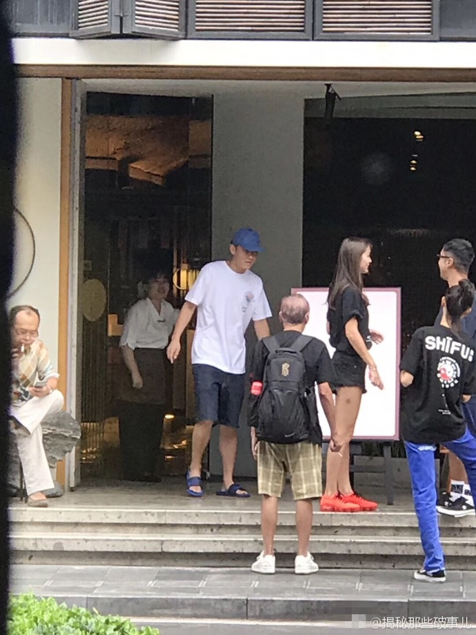 陈冠希陪秦舒培,陈冠希携秦舒培现身日本街道