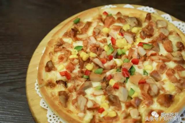 喵~铲屎官注意，郑州东区这家小店各种萌喵环绕，桌上披萨有料！