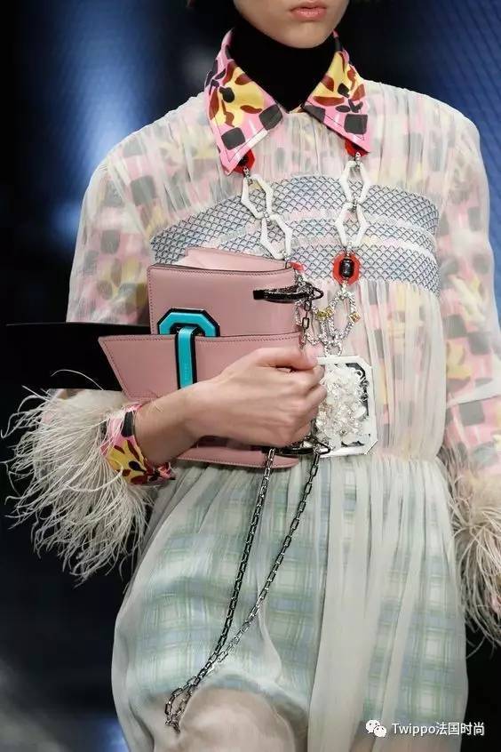 现在还流行挎肩包吗,现在流行手提包还是链条包