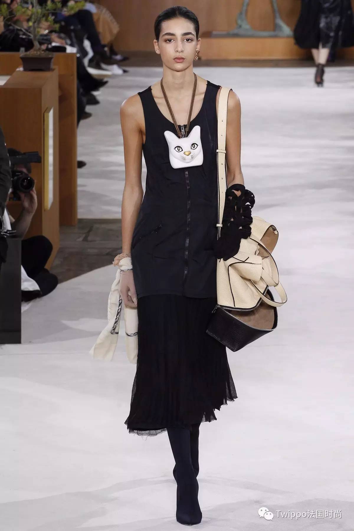 现在还流行挎肩包吗,现在流行手提包还是链条包