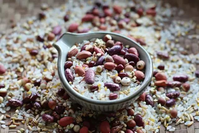 增肌减脂要怎么吃和锻炼,边增肌边减脂怎么吃